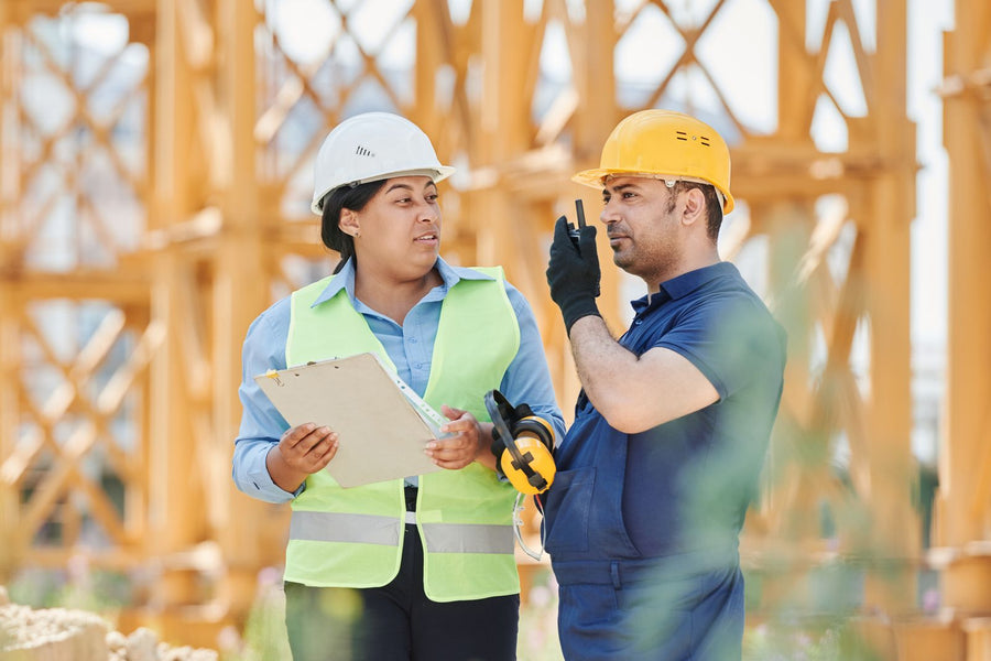 Trabajadores de obra coordinando por radio