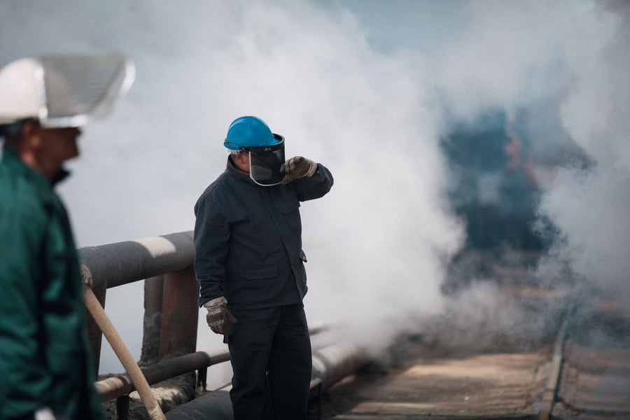 Operarios con casco en una planta industrial